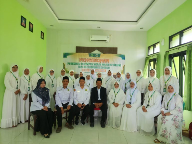 Kepala KUA Kec. Sidoarjo Kukuhkan Pengurus Majlis Taklim Kec. Sodoarjo Periode 2025-2028
